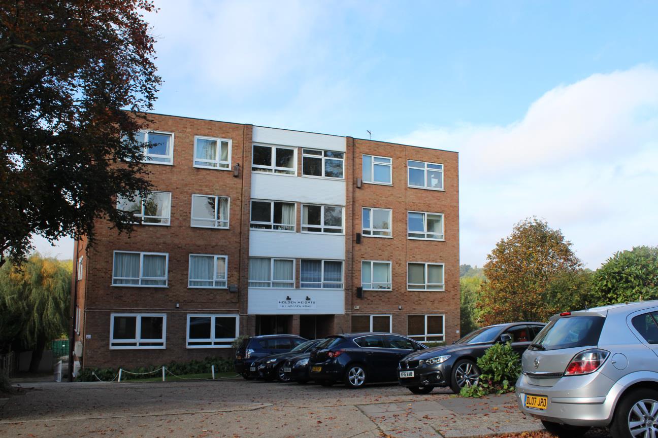 1 bed property in Holden Road, London